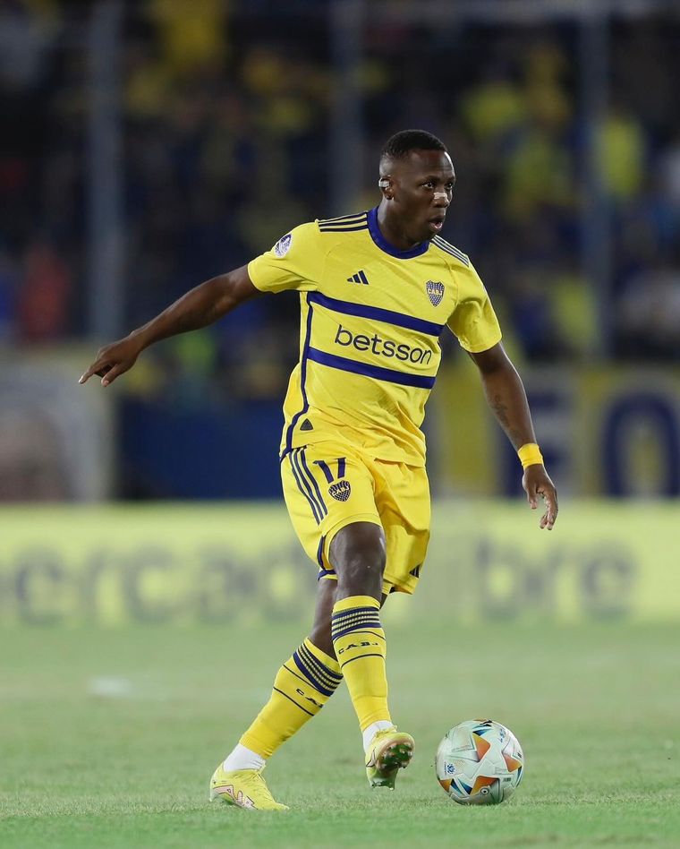 Luis Advíncula sufrió una expulsión a lo 9 segundos. Foto: @luisadvincula17_