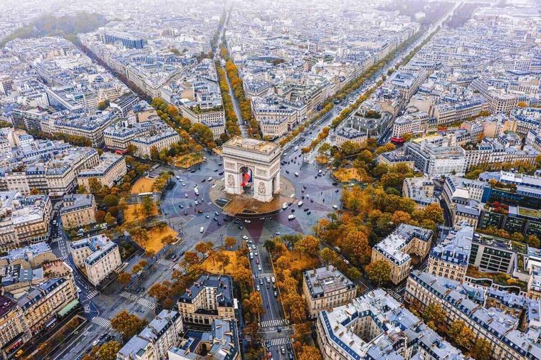 París parece infinita y eterna pues nunca termina uno de recorrerla. Foto: Pocket Wanderings - https://www.pocketwanderings.com/wp-content/uploads/2021/12/Arc-de-Triomphe.jpg