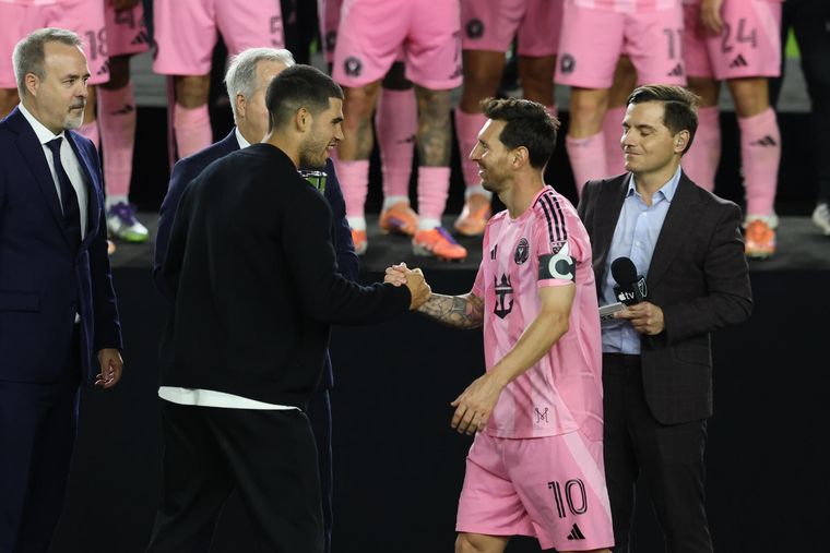 La postal histórica de Inter Miami: Messi campeón y la copa en manos de Carlos Alcaraz. La postal histórica de Inter Miami: Messi campeón y la copa en manos de Carlos Alcaraz.