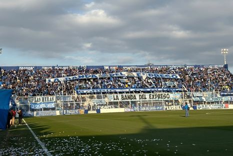 Antes de que empiece el partido ante Maipú, los hinchas del Tomba le pusieron todo el color al Gambarte.