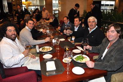 MDZol | Fede García, Diego Ferrari, Pablo Ricciardi, Jorge Riciteli y Carlos Pulenta se sumaron a los festejos en el Sheraton. Foto: Nacho Gaffuri / MDZ