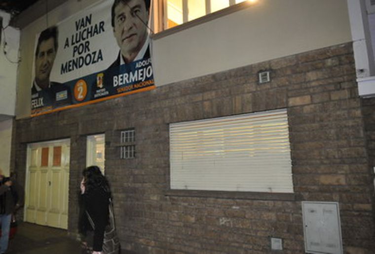 Detrás de esta fachada, el PJ mantuvo una reunión. Foto: Pachy Reynoso / MDZ