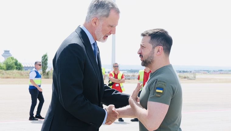 El Rey recibió a pie de pista a Zelenksi en su primera visita oficial a España. Foto: EFE