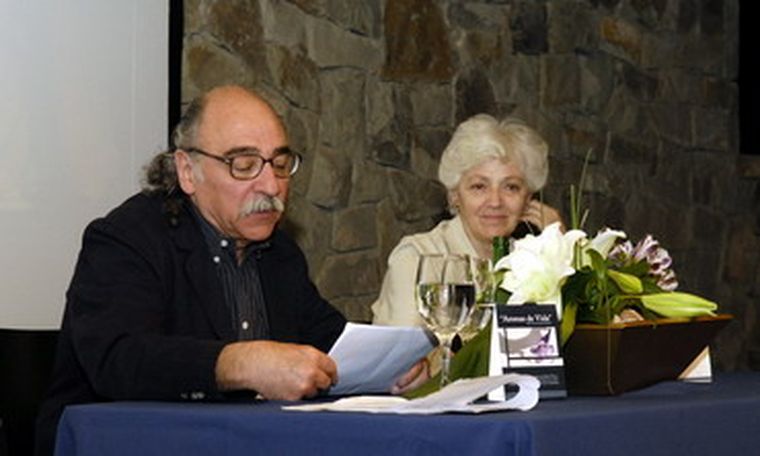 El responsable del prólogo de Aromas de vida, Rodolfo Braceli junto a su amiga María Teresa. Foto: Nacho Gaffuri / MDZ