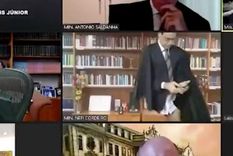 video: un juez aparecio en calzoncillos en una videoconferencia