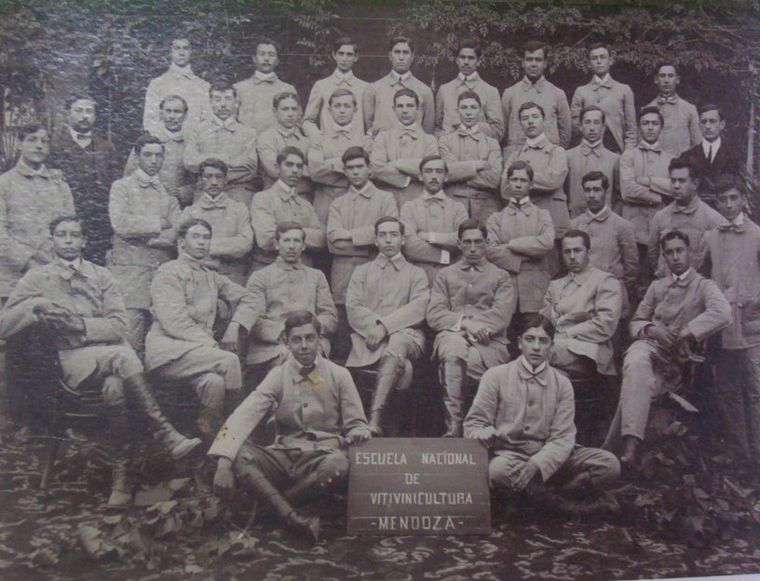 Los estudiantes se recibían de capataces-administradores de viñas y bodegas Los estudiantes se recibían de capataces-administradores de viñas y bodegas