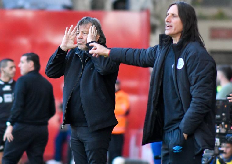 Ricardo Zielinski junto al exarquero Juan Carlos Olave. El DT de Belgrano volvió a hacer historia con el Pirata y dejó una frase que recordó la histórica Promoción de 2011 ante River.