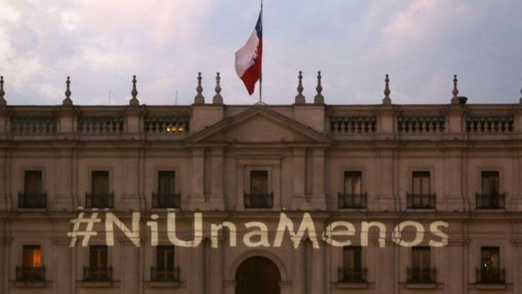 El movimiento contra la violencia de género y el femicidio #NiUnaMenos surgió en Argentina en 2015 y se viralizó en América Latina rápidamente. En la foto, la casa de gobierno de Chile con la etiqueta proyectada.