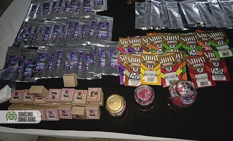 Los productos Los detenidos habían desarrollado marcas y repartían publicidad. Foto: Policía de Colombia.