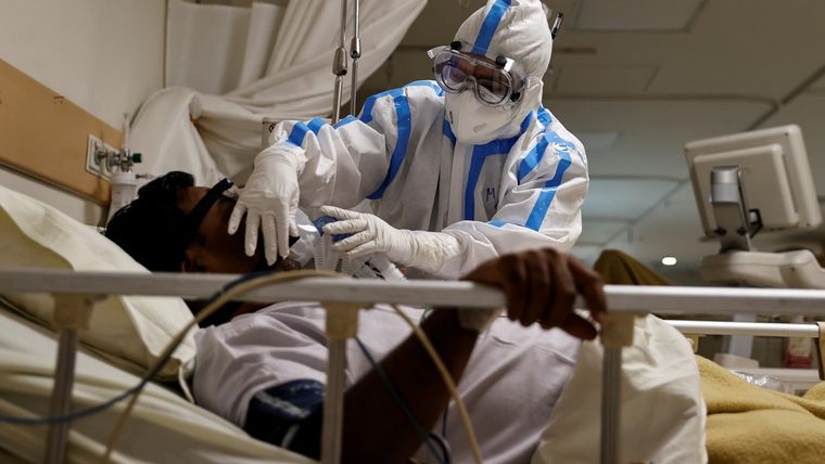 Un paciente con coronavirus en la unidad de cuidados intensivos de un hospital de Nueva Delhi, India, 28 de mayo de 2020.