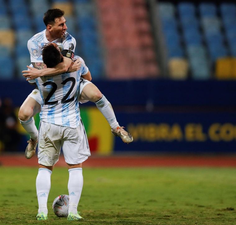 Leo se despachó con un golazo de tiro libre. Foto: EFE