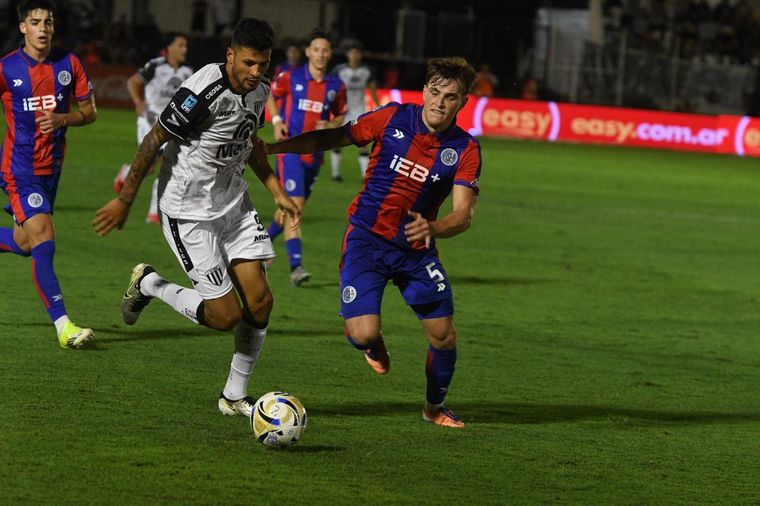 El delantero del Lobo Brian Ferreyra, quien jugó los últimos 10 minutos, intenta llevarse el balón ante la marca del volante mendocino de San Lorenzo, Ignacio Perruzzi. El delantero del Lobo Brian Ferreyra, quien jugó los últimos 10 minutos, intenta llevarse el balón ante la marca del volante mendocino de San Lorenzo, Ignacio Perruzzi.