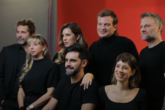 El elenco de Coherencia, la llegada de la ciencia ficción al teatro.
