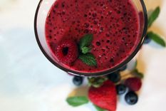 La tendencia de los smoothies ya llegó a las casas y prepararlos en nuestra comodidad del hogar es muy fácil