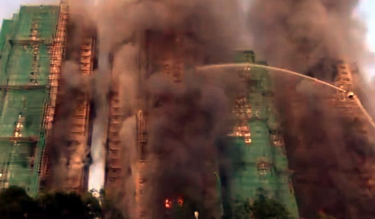 El incendio en Hong Kong ganó enormes llamas y una densa columna de humo. Captura de pantalla X El incendio en Hong Kong ganó enormes llamas y una densa columna de humo. Captura de pantalla X