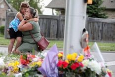 Los vecinos de Londres, en Ontario, dejan flores en donde ocurrió el ataque contra la familia musulmana. Foto: REUTERS