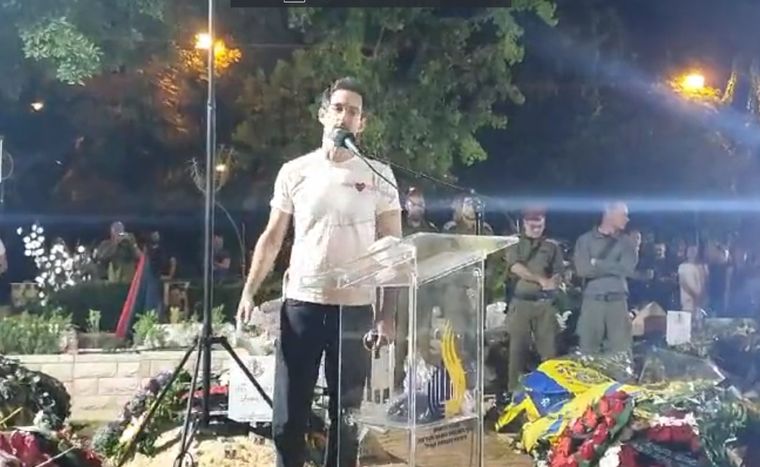 Ivri Lider cantó en homenaje a una víctima del ataque terrorista en Israel.