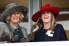 Laura Lopes es hija de Camilla Parker Bowles pero jamás quiso pertenecer al mundo royal. Nació en 1978. Foto: Hello Magazine -  https://www.hellomagazine.com/imagenes/royalty/2020042488667/duchess-of-cornwall-laura-lopes-wedding-photo/0-425-237/camilla-laura-photo-t.jpg