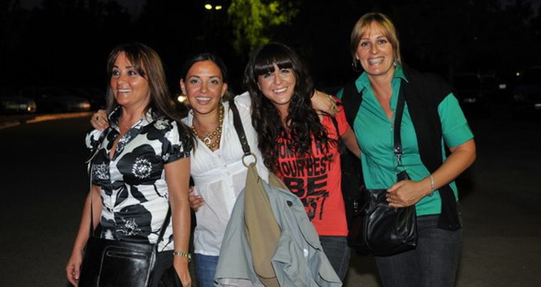 Llegando al estadio. Lucía y Cecilia di Paola, Miriam Díaz de di Paola y Cecilia Formidábili. Foto: Gerardo Gómez / MDZ