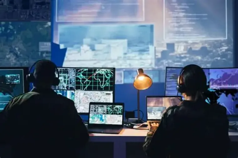 La imagen clásica de la guerra, con trincheras, fusiles y generales inclinados sobre mapas de papel. La imagen clásica de la guerra, con trincheras, fusiles y generales inclinados sobre mapas de papel.