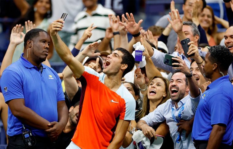 Carlos Alcaraz El alocado festejo del español después de ganarle un partidazo a Cilic. Foto: @ATPTour_ES