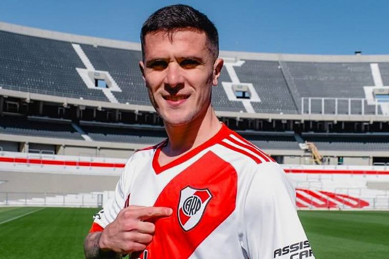 El defensor se posó con la camiseta del elenco de Núñez. Foto: Instagram @fabriibustos