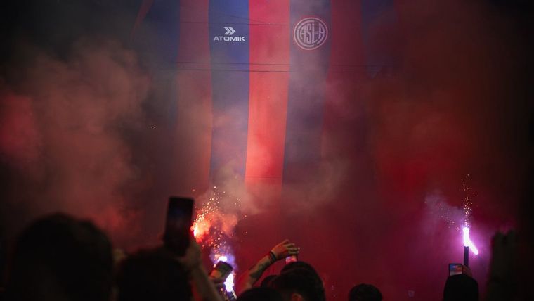 Una multitud copó San Juan y Boedo para la presentación de la nueva camiseta de San Lorenzo.