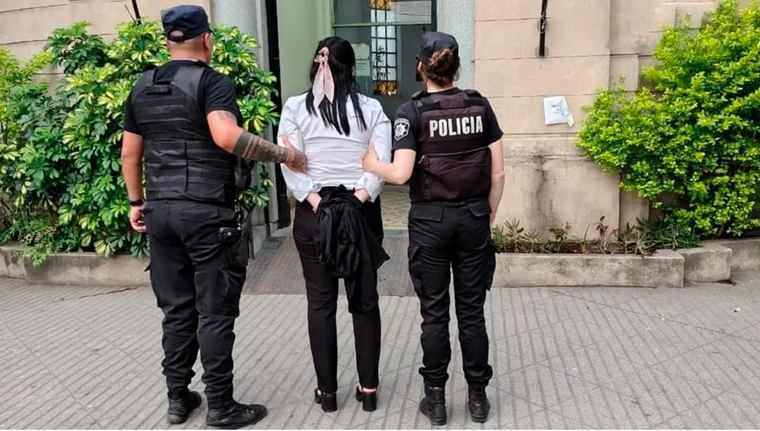Tesorera presa e investigada por millonaria estafa. Foto: Prensa Policía de Santa Fe.