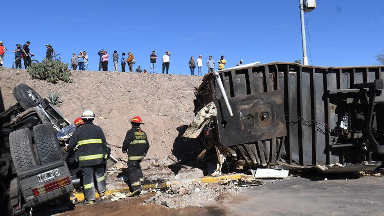 Bomberos trabajan sobre el camión para evitar explosiones.&nbsp;