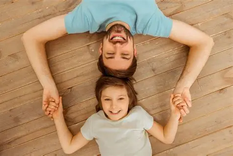 Ejercer el rol de padre o madre en el mundo digital requiere una presencia que implica ponerle el cuerpo, y eso en algún punto, cansa.