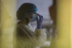 Una trabajadora de la salud se prepara para inciar vacunaciones en Uruguay, un país que experimenta una de las mayores tasas de infecciones en la región. Foto: GETTY IMAGES