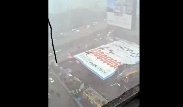 El enorme cartel, al momento de caer. Foto: @AndreyDLaMancha