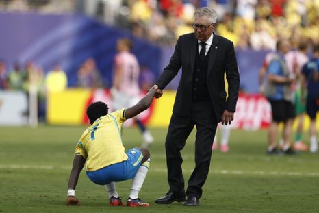 Carlo Ancelotti, DT de Brasil, levanta del suelo a Vinicius Junior tras la eliminación de Brasil frente a Noruega. Carlo Ancelotti, DT de Brasil, levanta del suelo a Vinicius Junior tras la eliminación de Brasil frente a Noruega.