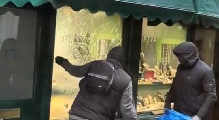 El robo a la joyería ocurrió durante la mañana del sábado y el video se viralizó en redes sociales.