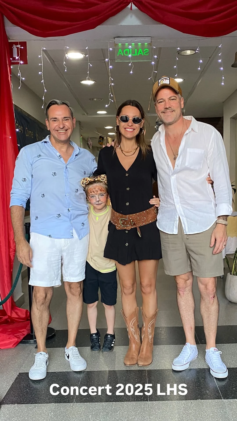 El outfit de Pampita que resolvió el calor y elevó el dress code escolar con cero esfuerzo. El outfit de Pampita que resolvió el calor y elevó el dress code escolar con cero esfuerzo.