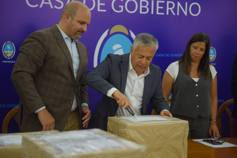 Alfredo Cornejo en la apertura de sobres de una licitación.&nbsp;