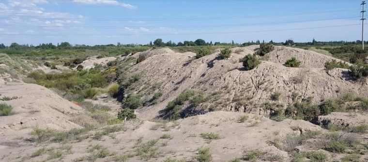 Bajo los montículos hay toneladas de basura