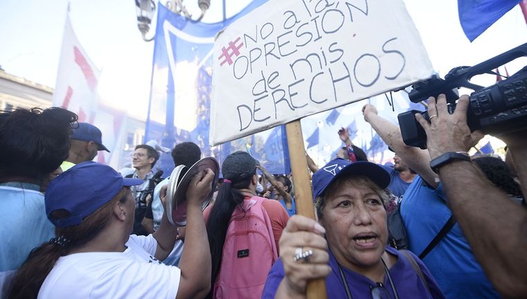 Distintos gremios juntan firmas este lunes en contra del DNU de Milei Foto: Juan Mateo Aberastain/MDZ