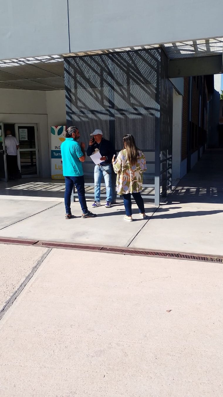 Carlos Severino se encadenó en la puerta de la Municipalidad de Luján Foto: Gentileza