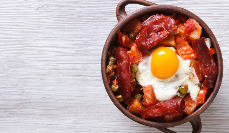 Aunque la versión clásica lleva chorizo y jamón, esta receta admite variaciones con verduras, morcilla o incluso mariscos. Aunque la versión clásica lleva chorizo y jamón, esta receta admite variaciones con verduras, morcilla o incluso mariscos.