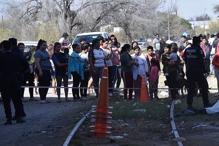 Vecinos y amigos de la víctima estuvieron presentes en el lugar del hecho Foto: Ramiro Pereyra/La Voz