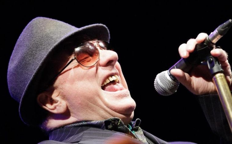 Sombrero, anteojos negros y saco. El look del viejo Van Morrison. Foto: Foto: DV.