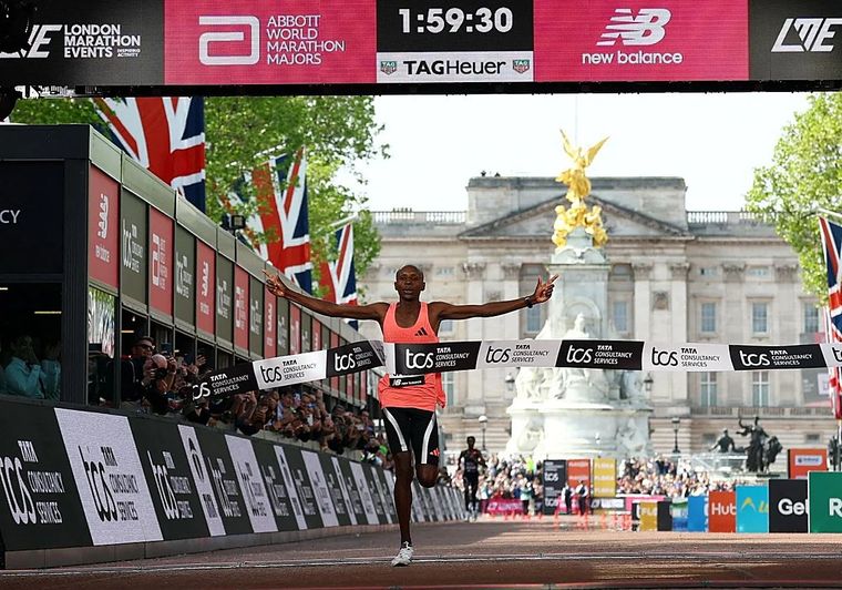 Sabastian Sawe cruzando la meta en el Maratón de Londres en una jornada en la que reescribió la historia.