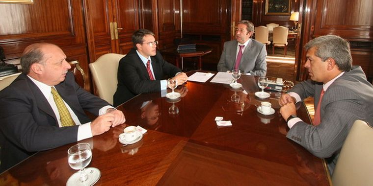 Cobos se reunió esta tarde con Pampuro y el intendente de Chacabuco. Foto: Senado de la Nación
