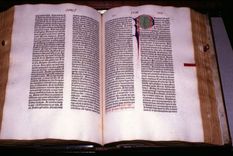La imprenta y la Biblia de Gutenberg de la década de 1450 marcó un antes y un después en el acceso a la información.