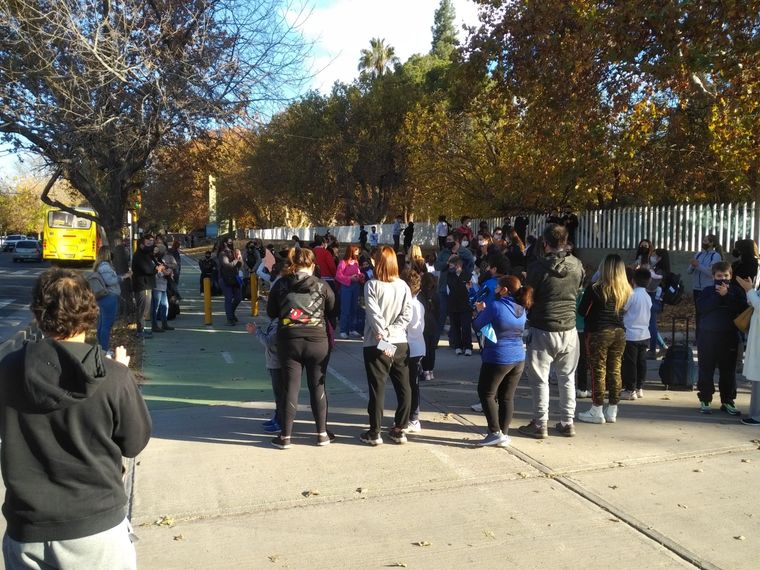 Los padres se reunieron en la puerta de la institución