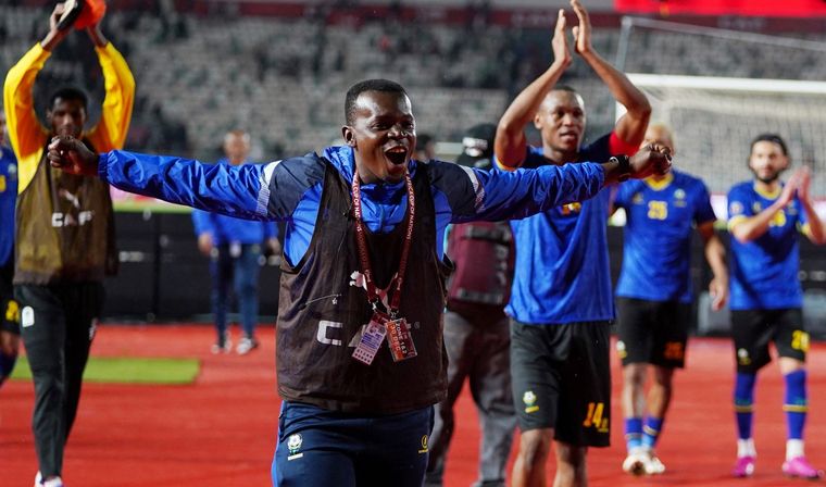 Con un DT argentino, Tanzania pasó de ronda en la Copa Africana por primera vez en su historia.