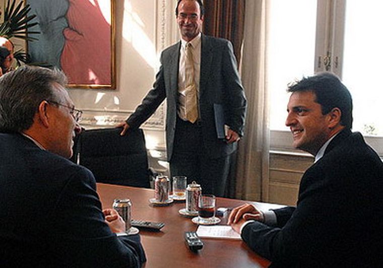 Del encuentro entre Massa y Wayne participó también Alexander Feaderston, consejero de la embajada. Foto: Agencias