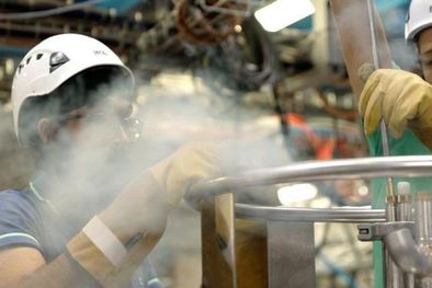 MDZol | Ingenieros de la CERN añaden helio líquido al sistema para mantener la antimateria a menos 270 grados celcius, la temperatura más fría posible cerca del cero absoluto. Foto: BBC Mundo