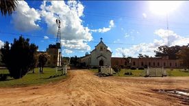 El pueblo de Uribelarrea conserva calles tranquilas y arquitectura histórica en el interior bonaerense.